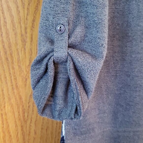 EUC Very Pretty Gray Top with Floral Contrast at Bottom Sz L - Picture 4 of 8